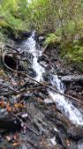 Vorbei an einem Wasserfall