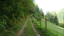 Noch die schönere Straße, bald nur noch Staub