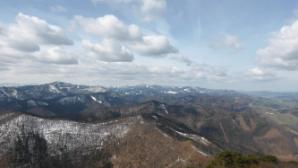 Blick Richtung Unterberg, Araburg (mitte rechts) und dem Weg dazwischen