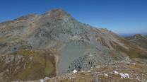 Blick zum Ziel. Über den Schotterpfad ist die Bretterspitze
