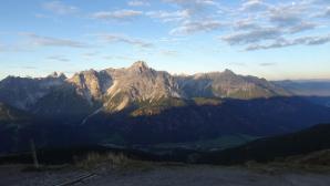 Blick in die Dolomiten am Morgen
