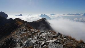 Am Kamm knapp über und bald in den Wolken