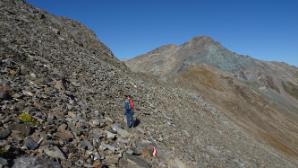 Durch den Schutthang mit Blick zum Ziel