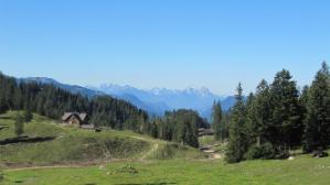 Ybbstaler Hütte und dahinter das Gesäuse