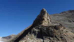 links vorbei am Turm