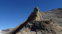 links vorbei am Turm
