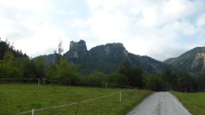 Blick zur Turmmauer, neben dieser geht es später zurück