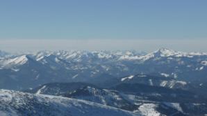 Rechts der Dürrenstein, dahinter Totes Gebirge, links vorne die Zellerhüte am Horizont der Dachstein