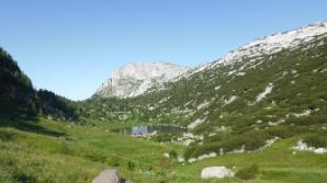 Blick zurück zu Hütte und See