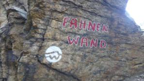 Vorbei an der Fahnenwand