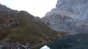 Von der Hütte am See entlang