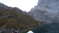 Von der Hütte am See entlang