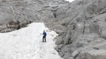 Abstieg von der Scharte über Schnee