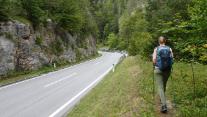 An der Straße entlang