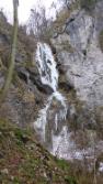 Großer Wasserfall mit Eis