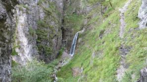 Zweiter Wasserfall und schmaler Pfad zum Steilanstieg