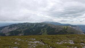 Blick über die Rax, rechts Predigtstuhl, links das Habsburgerhaus, hinten Schneeberg