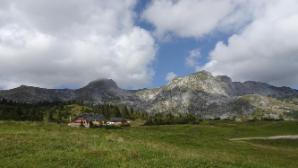 Sonnschienhütte und dahinter links der Ebenstein