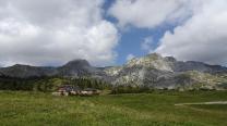 Sonnschienhütte und dahinter links der Ebenstein