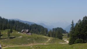 Ybbstaler Hütte und dahinter das Gesäuse