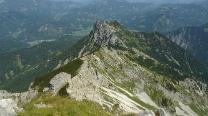 Blick hinab zur Almmauer und den Kamm