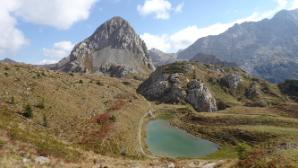 Blick von Sella Sissanis zum Lago Pera und Kreutzen (Creta Di Bordaglia)