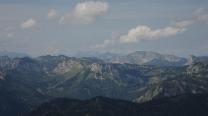 Am Horizont mittig der große Buchstein, davor Tamischbachturm und kalte Mauer? (rechts)